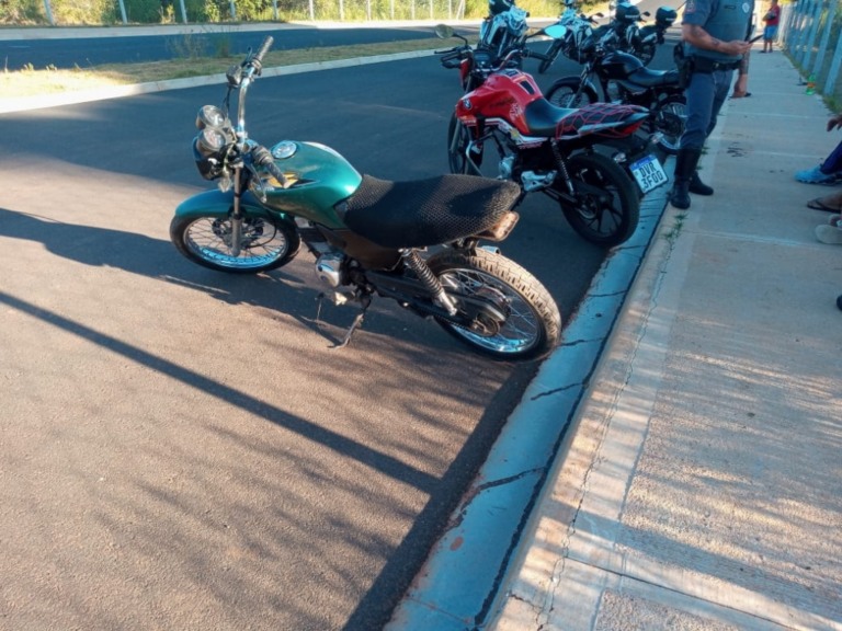 PM fecha evento com aglomeração e apreende motos em Marília