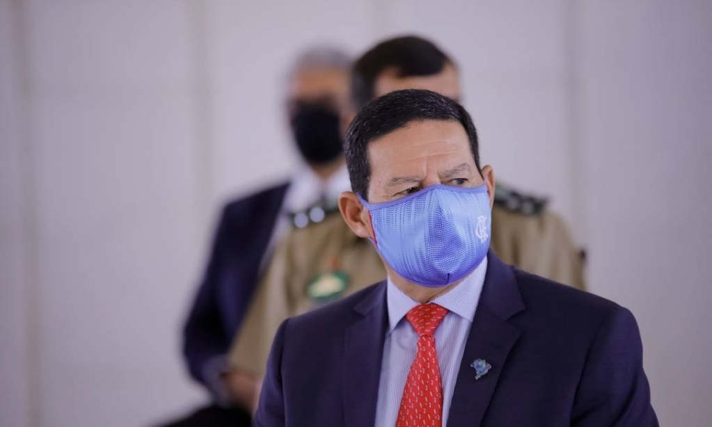 Mourão volta ao trabalho e vai tomar vacina: questão coletiva, não individual