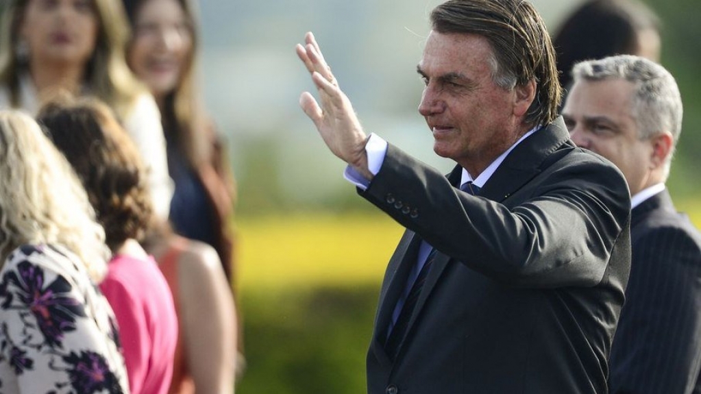 Bolsonaro critica estatal por reajustes: "Petrobras Futebol Clube"