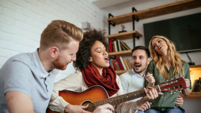Redação EdiCase Veja como cantar estimula o bem-estar do corpo e da mente