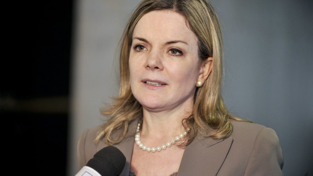 Gleisi Hoffmann afirma que Bolsonaro busca "ganhar voto" com Auxílio Brasil Gleisi Hoffmann afirma que Bolsonaro busca "ganhar voto" com Auxílio Brasil