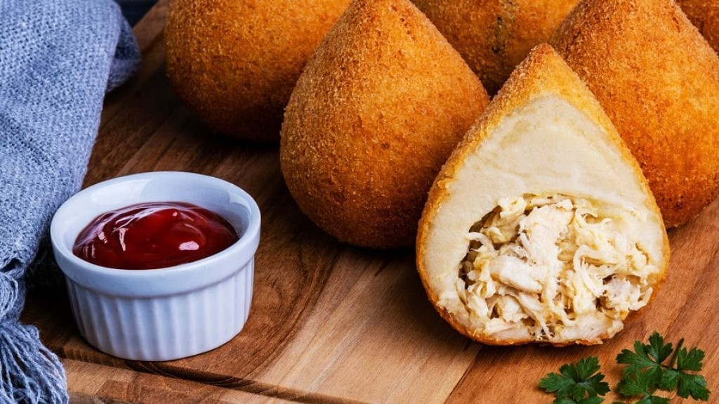 Coxinha de frango fica entre as 50 melhores comidas de rua do mundo