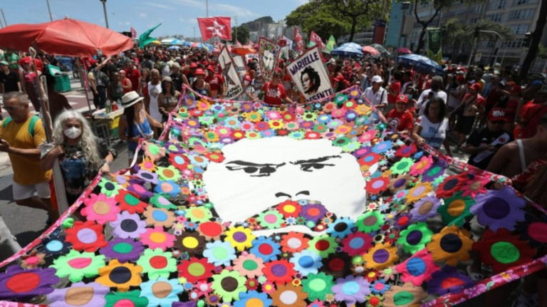 'CarnaLula': eleitores comemoram vitória de Lula com festa no RJ