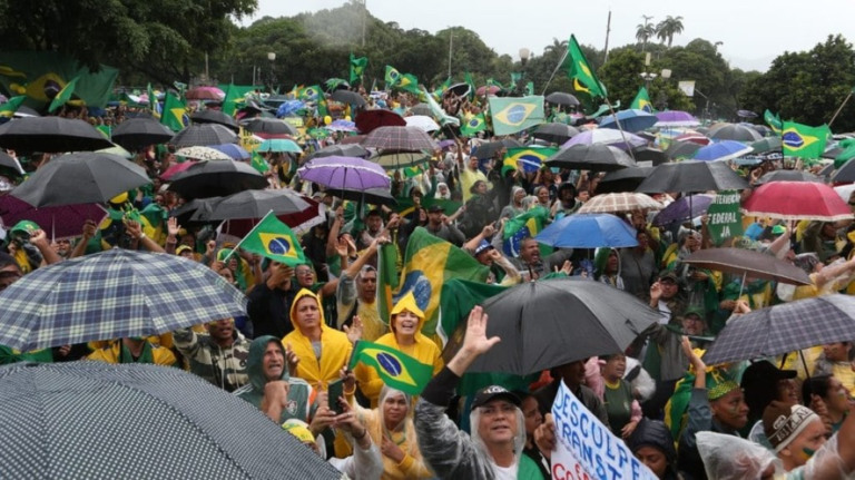 'Queremos o Exército, não queremos mais o Bolsonaro', diz manifestante