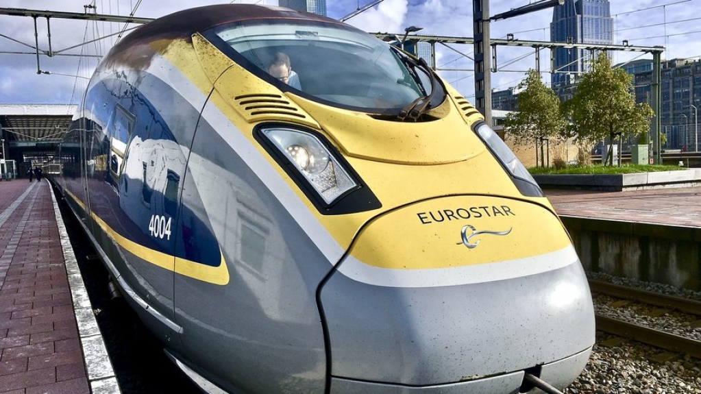 Homem é expulso de trem na França por não usar máscara corretamente Homem é expulso de trem na França por não usar máscara corretamente