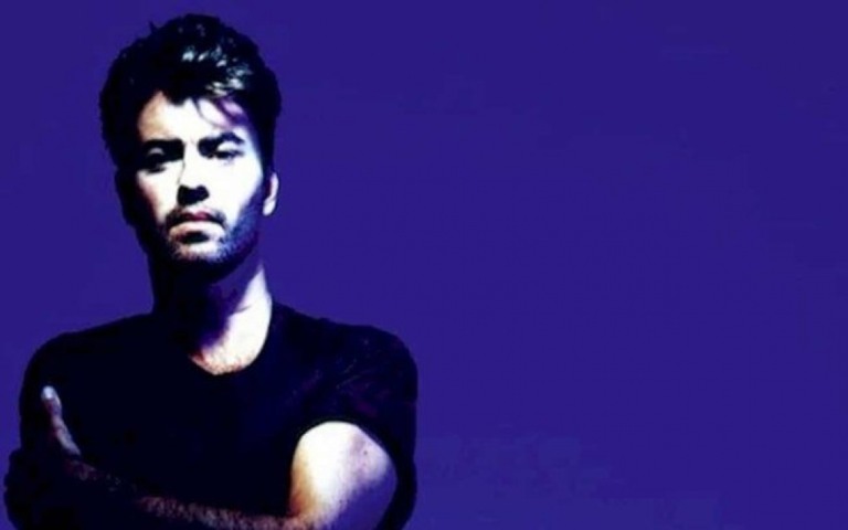Piano de George Michael será leiloado para instituição de caridade