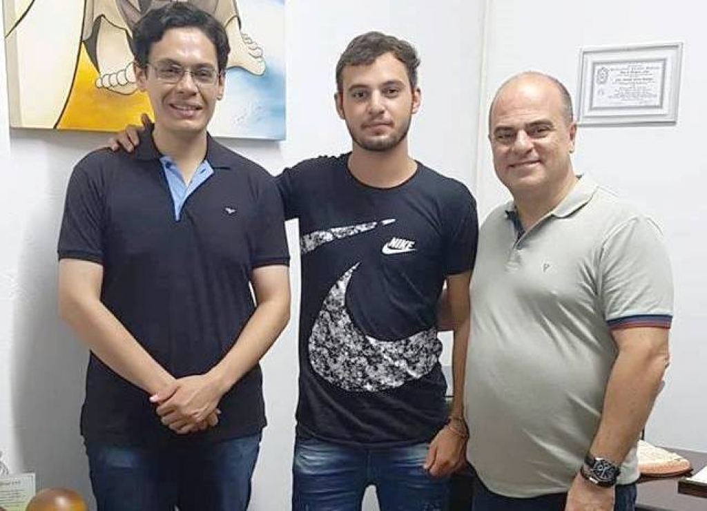 O assessor de relações internacionais do Departamento de Relações Internacionais (DRI) Juan Orellanas, o acadêmico Renan Silva de Rossi e o Coordenador do curso de Medicina Veterinária Fábio Manhoso