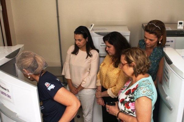 Equipe do Banco de Leite apresenta trabalho em visita de secretária