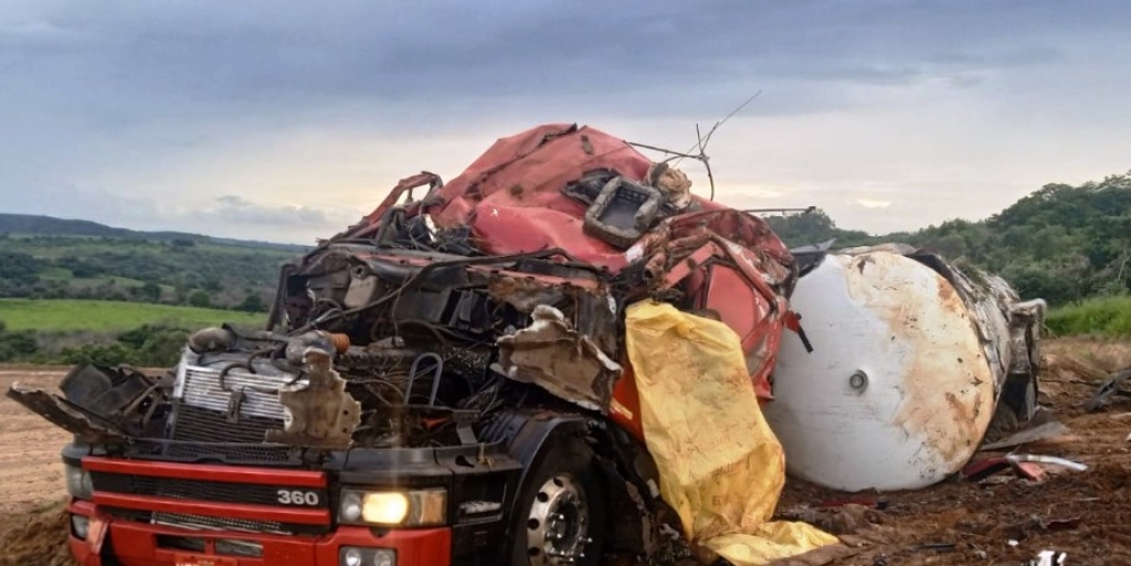 Caminhoneiro morre em capotamento na rodovia SP-333 em Marília