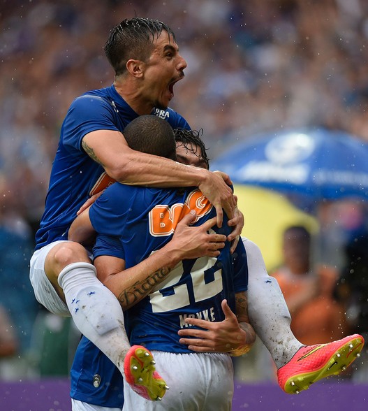 Cruzeiro bate Goiás e é campeão brasileiro antecipado