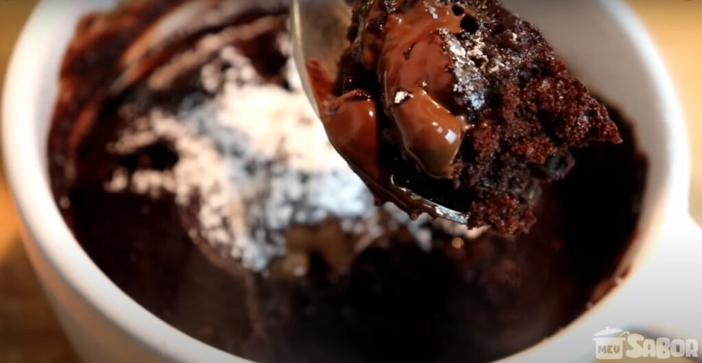 Uma sobremesa incrível e que pode ser feita tanto no forno quanto no micro-ondas! Aprenda a fazer torta de chocolate!