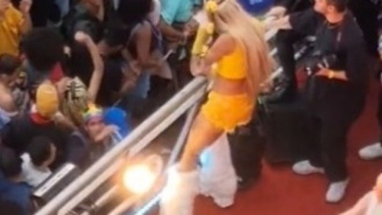 Pabllo Vittar é atingida no rosto durante show da Parada LGBT+