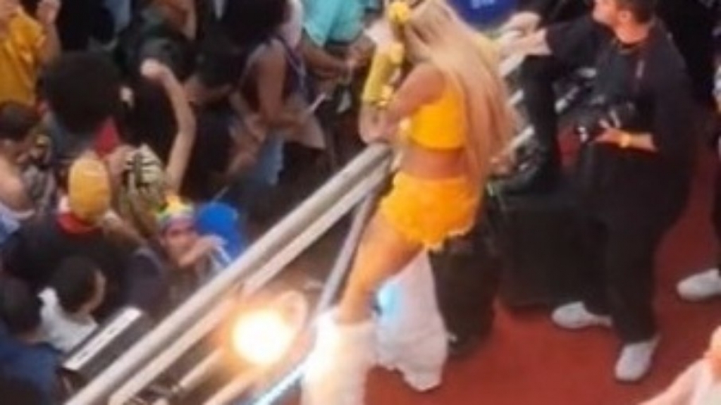 Pabllo Vittar é atingida no rosto durante show da Parada LGBT+