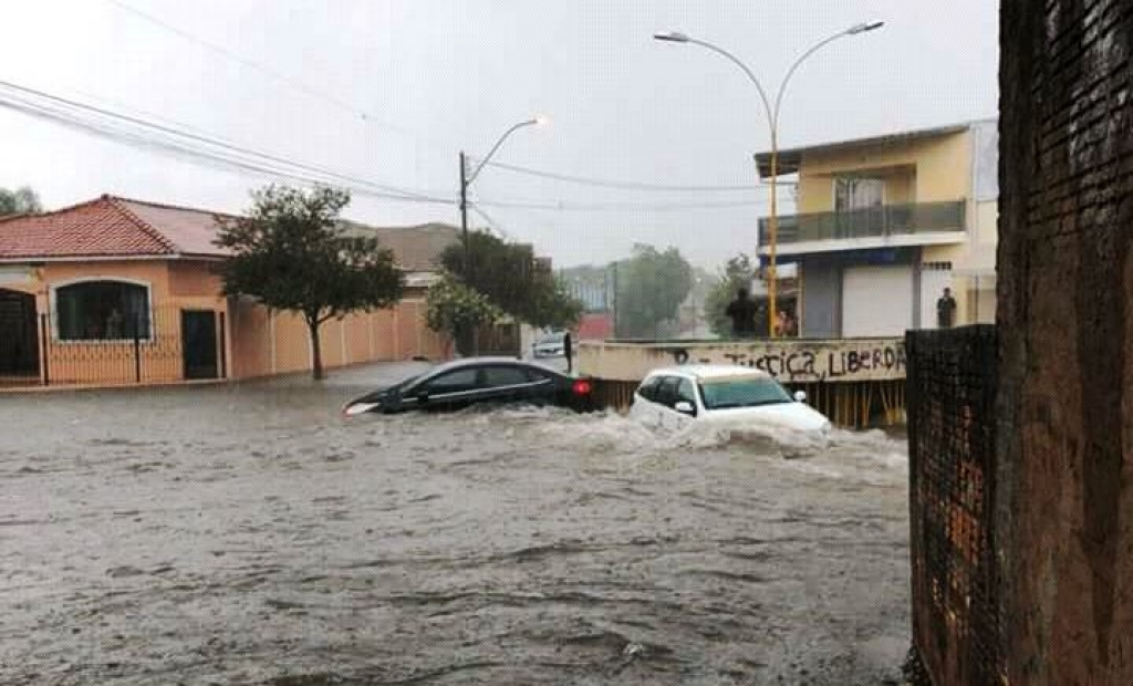 Garça tem temporal com avenidas alagadas e carros arrastados