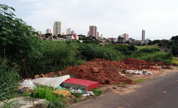 CIDADÃO CONTRA A CIDADE: Acesso à Via Expressa ganha depósito de entulho