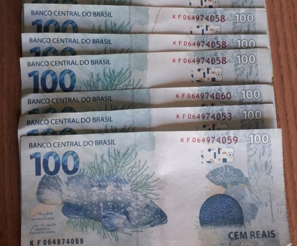 Dupla flagrada com notas falsas em Júlio Mesquita; suspeita de mais golpes Dupla flagrada com notas falsas em Júlio Mesquita; suspeita de mais golpes