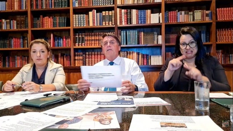"Assino na hora", promete Bolsonaro sobre sancionar projeto do ICMS