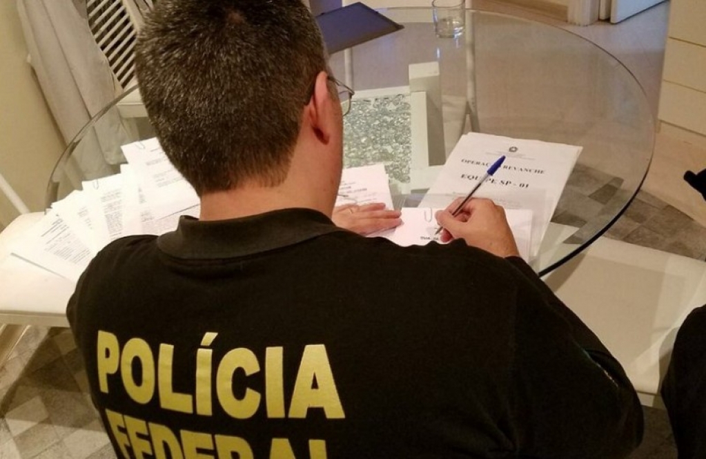 PF prende acusado de comandar contrabando de cigarros no país