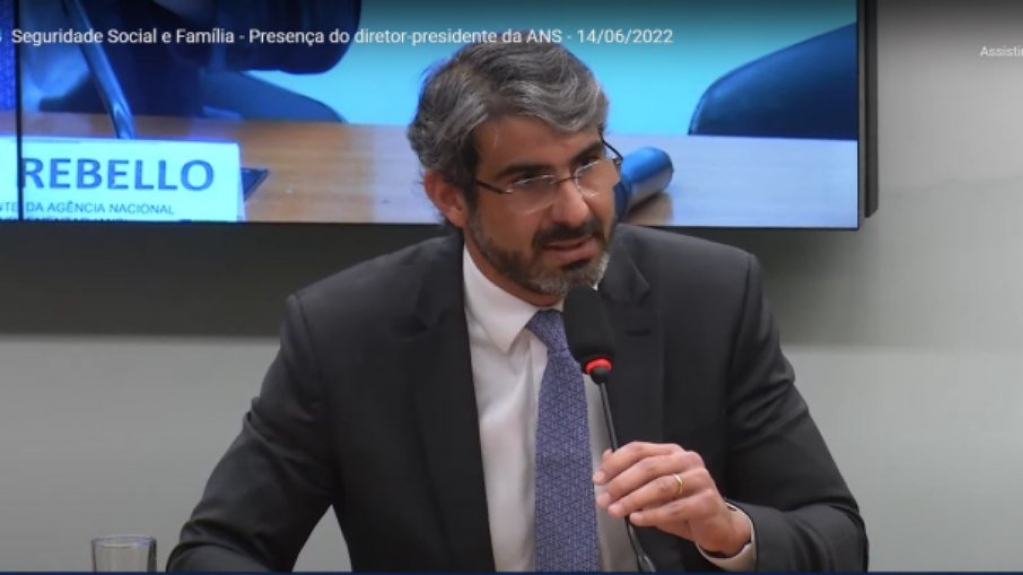 Presidente da ANS defende reajuste em planos de saúde e rol de doenças