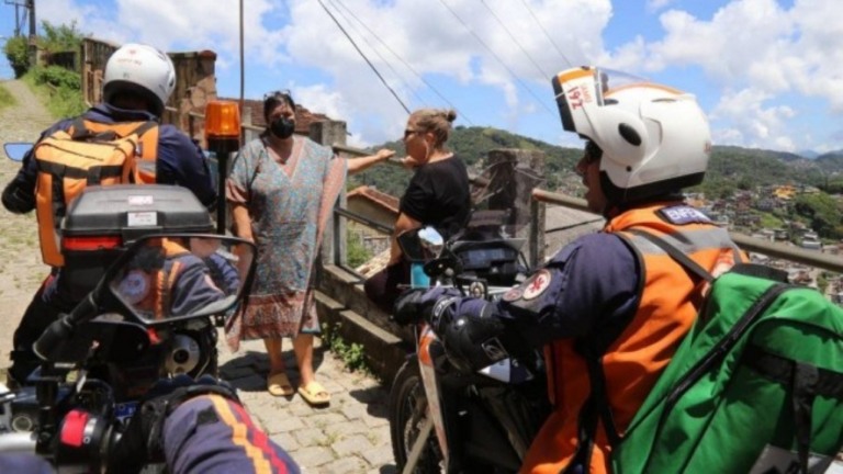 Petrópolis: moradores são atendidos por 'motolâncias' do Samu
