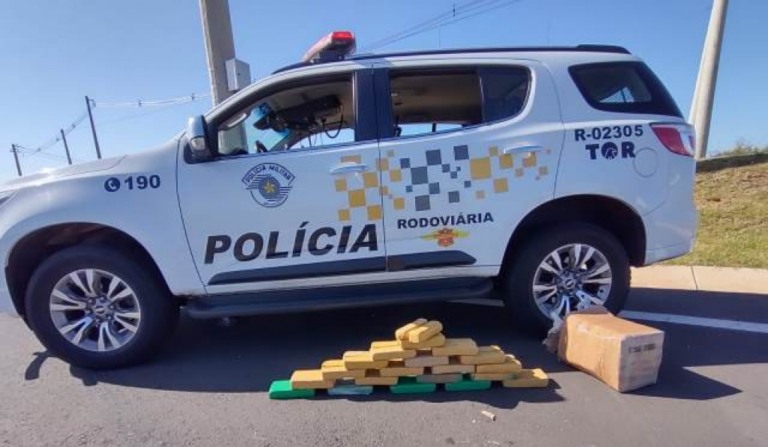 Passageiro é preso após descoberta de pasta base de cocaína em ônibus na SP-294