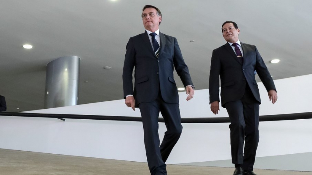 Mourão está 'no limite da tolerância' com Bolsonaro, diz colunista Mourão está 'no limite da tolerância' com Bolsonaro, diz colunista