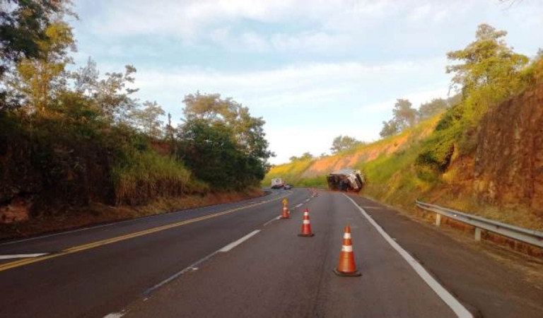 Caminhão tomba na pista e complica trânsito na BR-153 em Ocauçu
