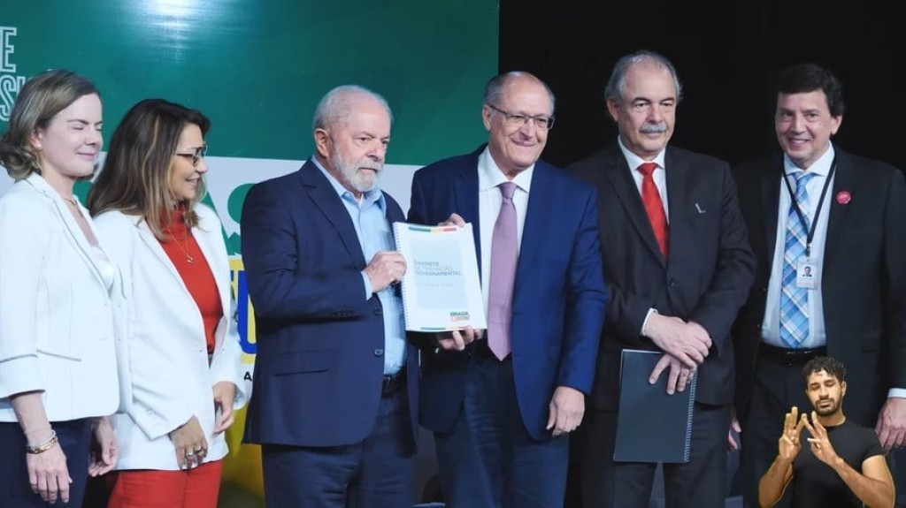 Lula recebe relatório final da equipe de transição do governo Lula recebe relatório final da equipe de transição do governo