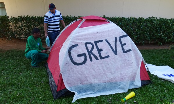 Protesto tem tumulto e denúncia de infiltrados; greve continua