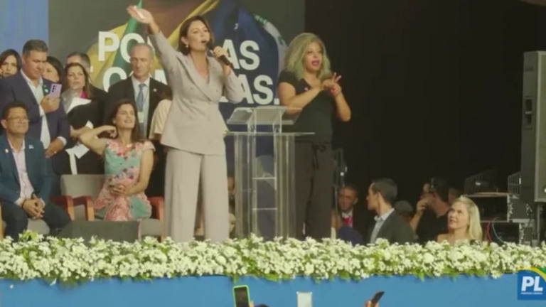 Reprodução/Youtube A ex-primeira dama Michelle Bolsonaro discursou durante a cerimônia de posse da deputada federal Rosana Valle (PL-SP) enquanto presidente do PL Mulher do diretório estadual de São P