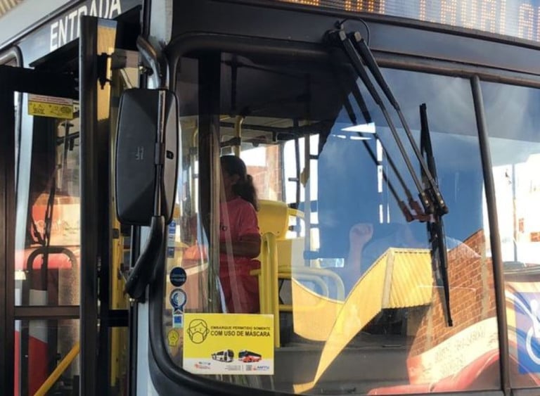 Retomada de máscaras em ônibus começa com sinalização e fiscais em Marília