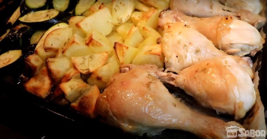 Coxas de frango assadas com batatas e abobrinha!