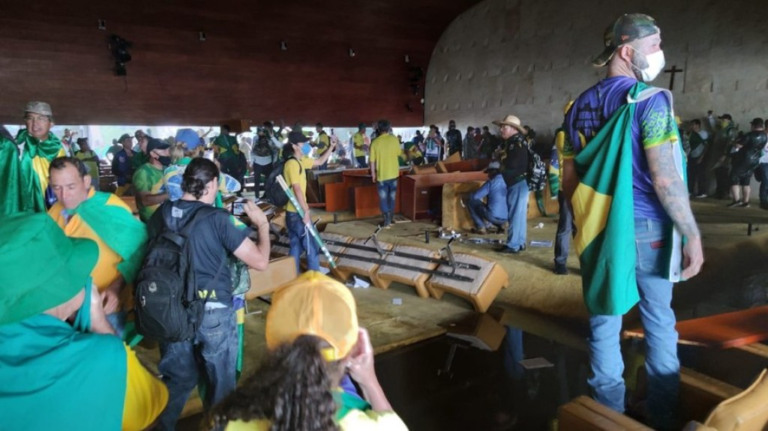 Bolsonaristas depredam prédio do STF e destroem plenário da Corte
