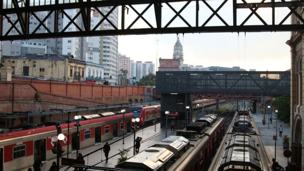 Rovena Rosa/Agência Brasil – 12/04/2023 Plataforma de trens na estação da Luz Rovena Rosa/Agência Brasil – 12/04/2023 Plataforma de trens na estação da Luz
