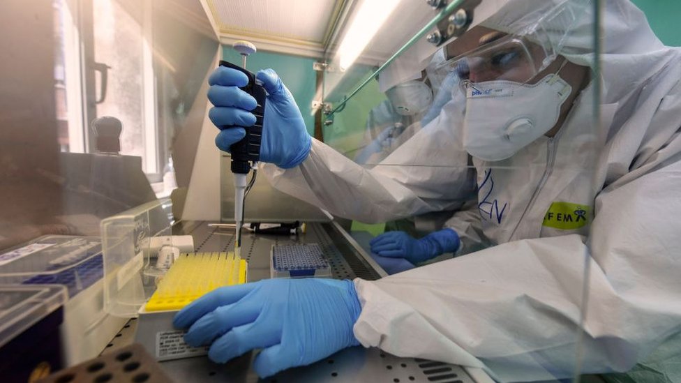 Uma equipe médica em um laboratório em Nápoles, Itália