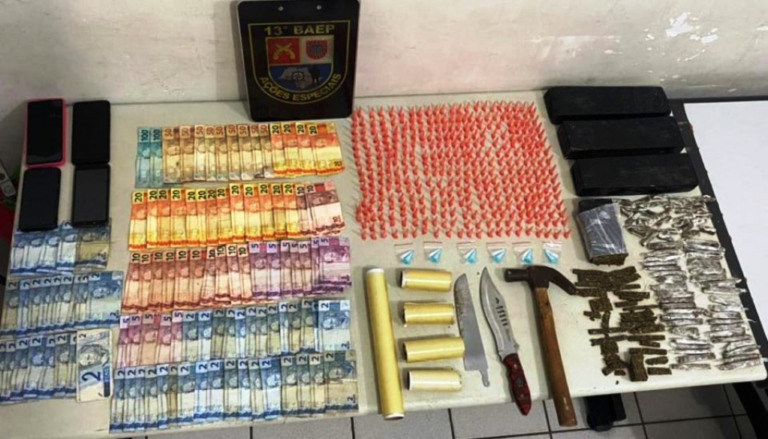 Baep flagra preparo de drogas para venda, prende homens e adolescente