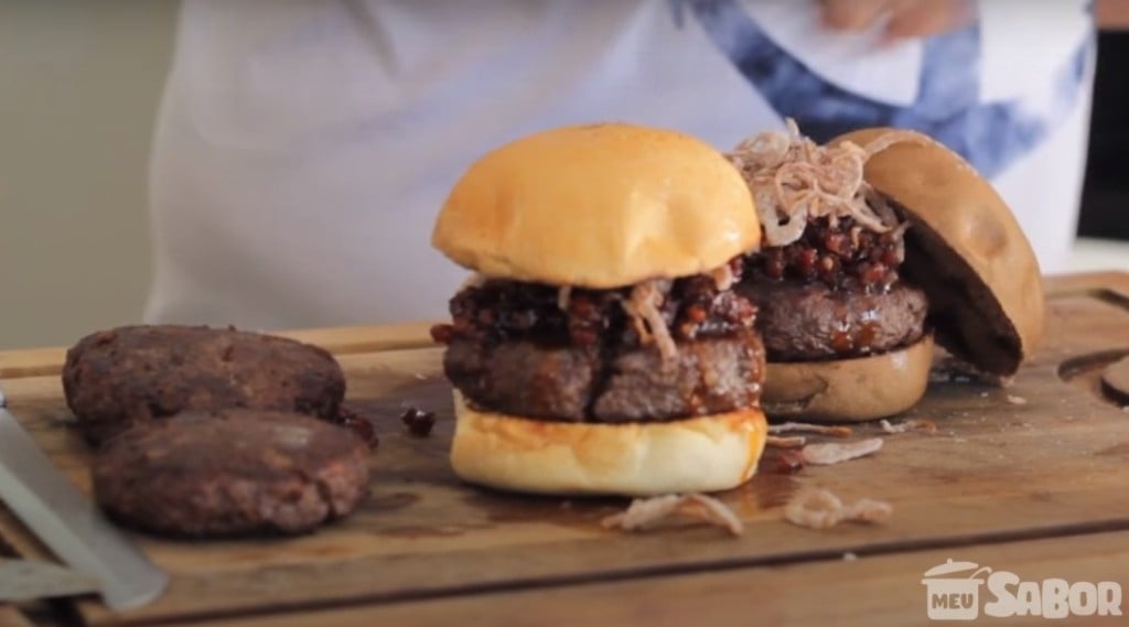 Hambúrguer de costela e acém com uma maravilhosa maionese de lanchonete!