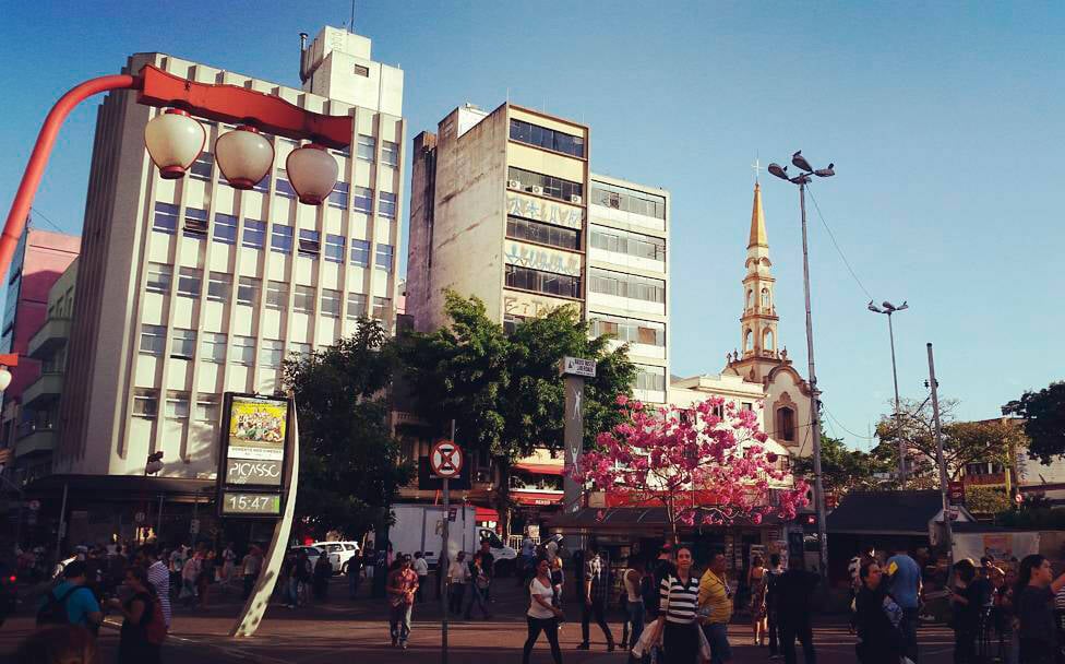 Decoração dos postes de iluminação têm características japonesas. Foto: Reprodução/Instagram