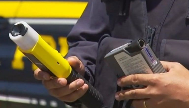 Moradores impedem motorista embriagado e chamam policia em Marília