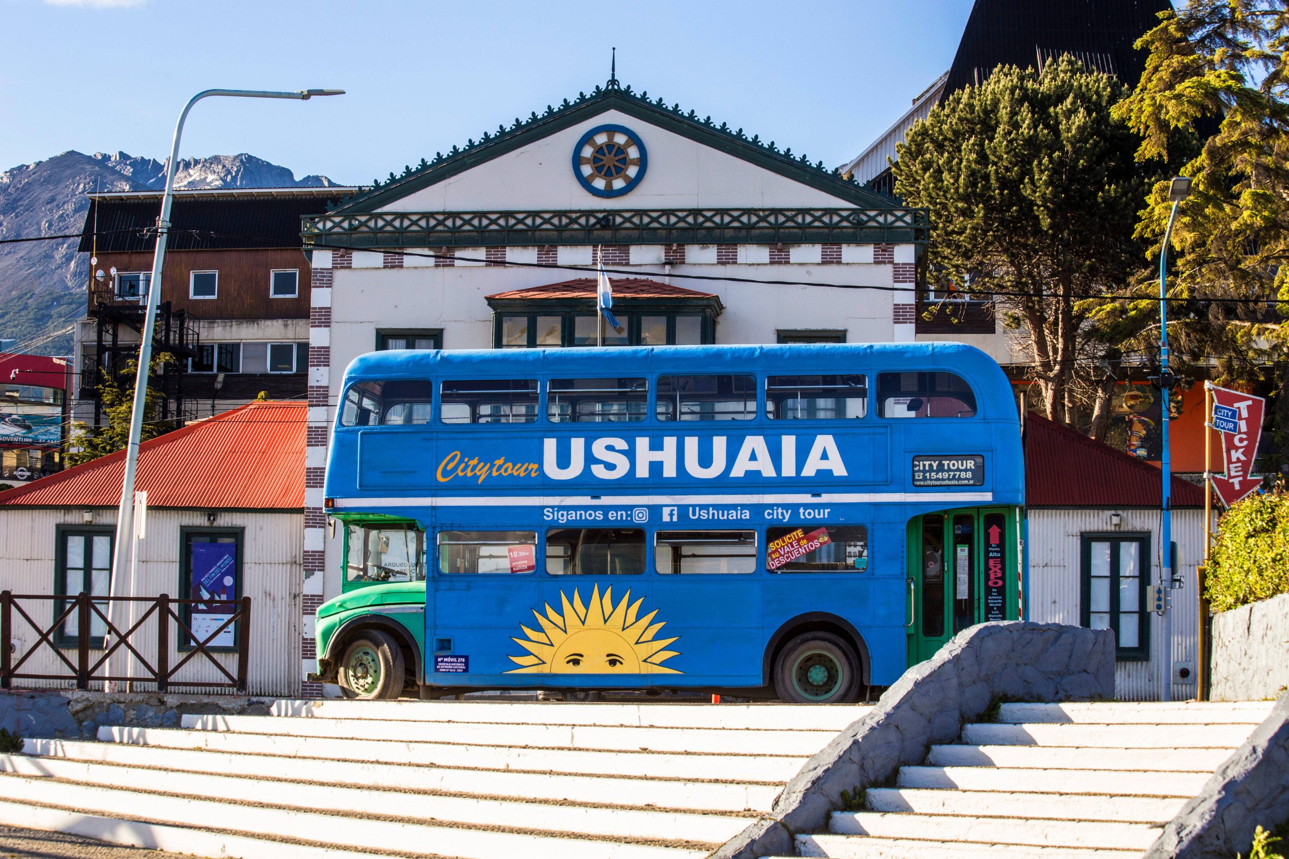 Em um ônibus à moda londrina, você pode fazer um tour pela cidade para conhecer a história de Ushuaia