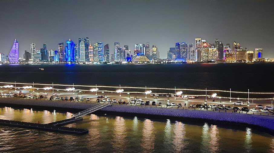 À noite, a visão do Skyline de Doha fica ainda mais bonito. Foto: Felipe Carvalho