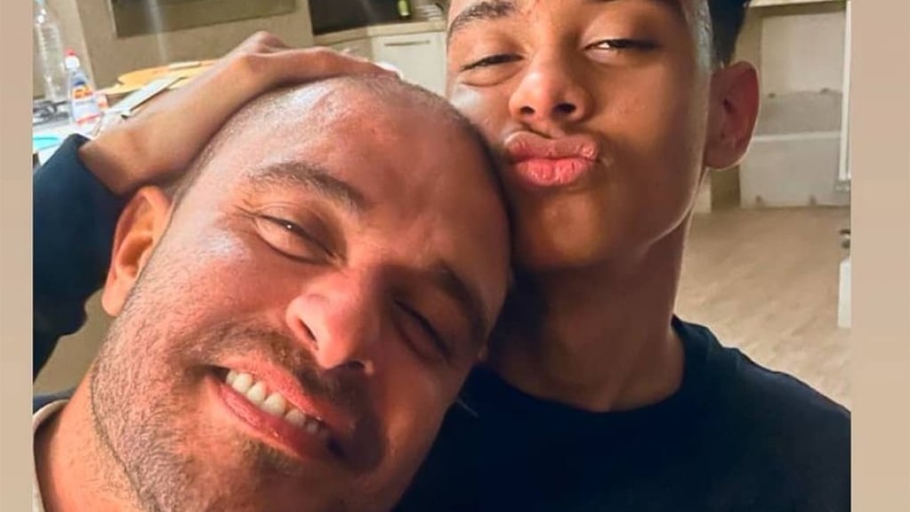 Filho de Diogo Nogueira posta foto com pai e brinca que Paolla Oliveira obrigou Filho de Diogo Nogueira posta foto com pai e brinca que Paolla Oliveira obrigou