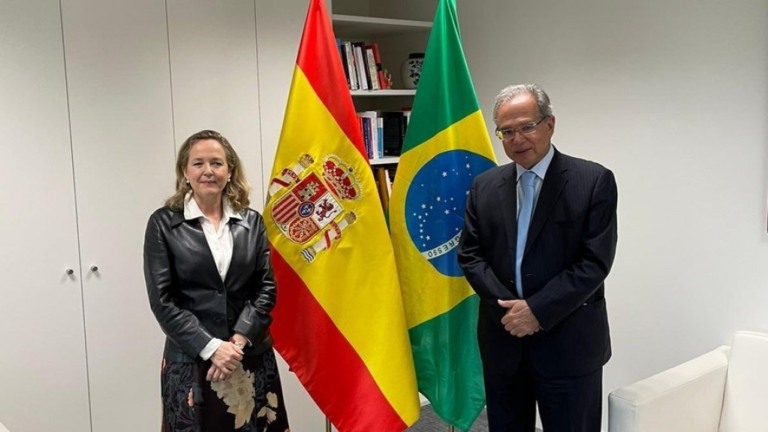 Mirando vaga na OCDE, Guedes encontra ministra da Economia espanhola