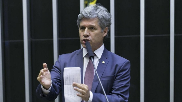 Ministro ataca título dado por Bolsonaro a assentados: 'Papel de pão'