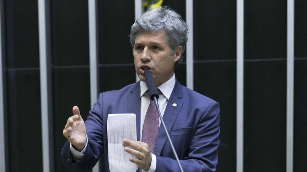 Ministro ataca título dado por Bolsonaro a assentados: 'Papel de pão' Ministro ataca título dado por Bolsonaro a assentados: 'Papel de pão'