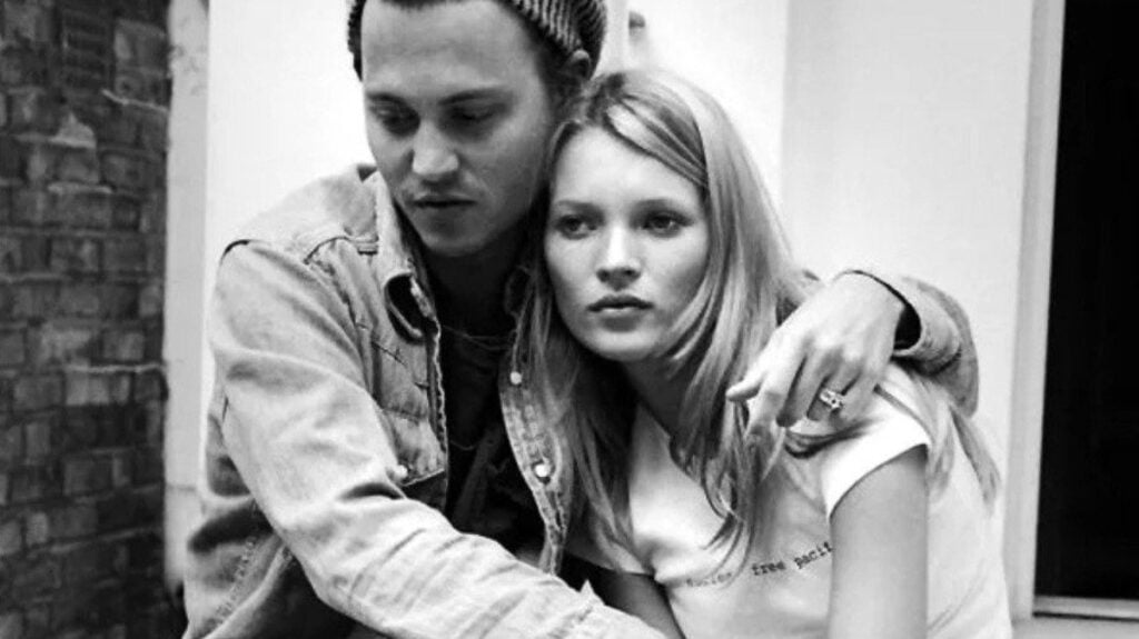Kate Moss defende Johnny Depp e fala de rumores de empurrão de escada