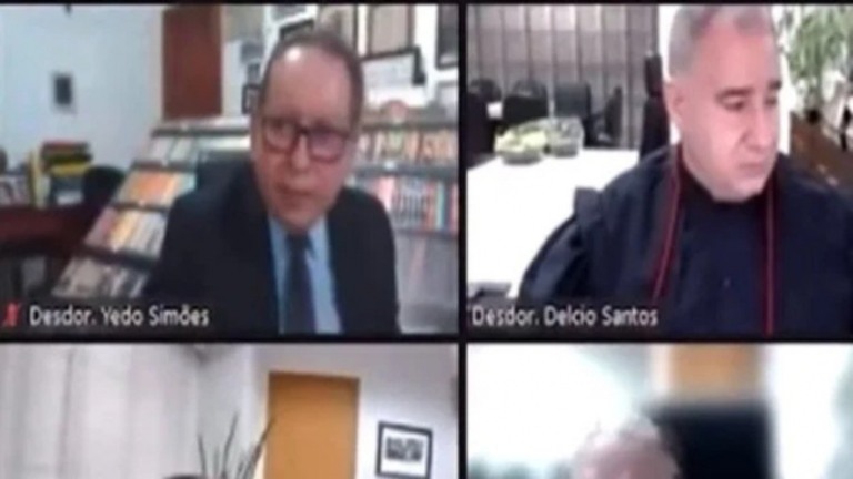 Biblioteca falsa de desembargador cai durante sessão online