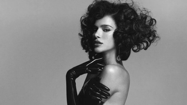 Bruna Marquezine causa na web ao exibir ensaio digno de topmodel: ‘De topless’