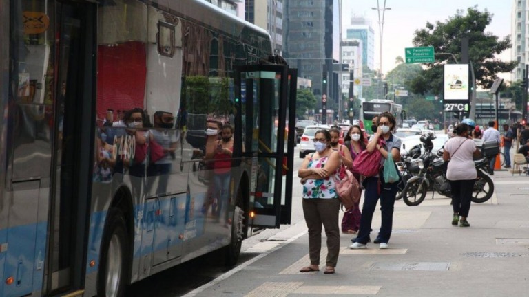 Transporte e bares puxam setor de serviços com alta de 0,2% em abril