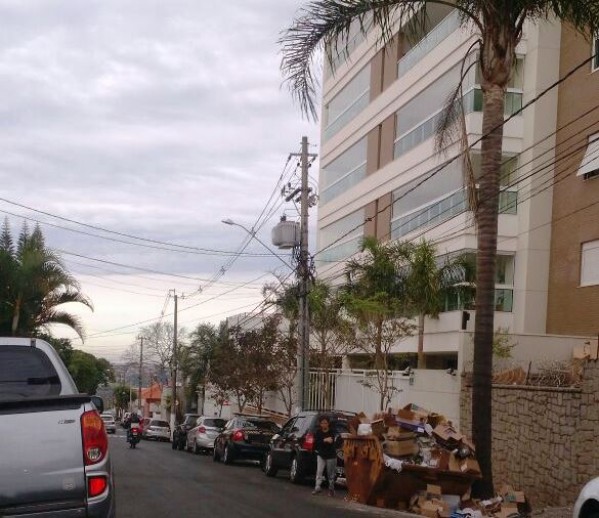 Viatura da Polícia Federal em frente ao apartamento do prefeito Vinícius Camarinha